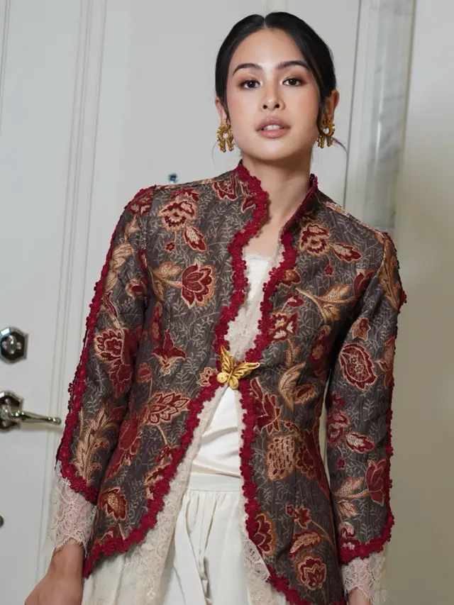 Gaya modern padupadan kebaya Maudy Ayunda. [@evalovira]
