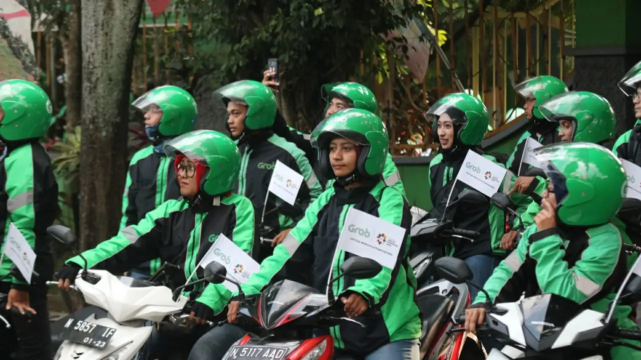 Pengemudi Grab Bike di area Malang meramaikan pawai obor Asian Games 2018.