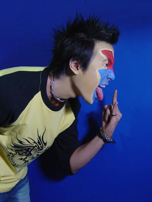 "Choose your fighter! Versi Daniel yang mana kalian pilih? 🤣 Ini photo2 langka so choose wisely hahaha," tulis Daniel sebagai caption fotonya. [Instagram/vjdaniel]