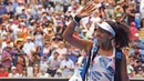 Petenis Jepang Naomi Osaka melambaikan tangan saat meninggalkan Margaret Court Arena setelah mengalahkan petenis China Zheng Saisai pada pertandingan tunggal putri putaran kedua di Australia Terbuka, Melbourne, Australia, Rabu (22/1/2020). (AP Photo/Andy Brownbill)