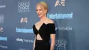 Nicole Kidman berbalut gaun hitam velvet berstruktur karya Brand Maxwell pada "The 22nd Annual Critics' Choice Awards" di California, Minggu (11/12). Belahan tinggi pada rok menambah kesan seksi istri Keith Urban itu. (Christopher Polk/Getty Images/AFP)