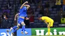 Pemain Ukraina Artem Dovbyk (tengah) melakukan selebrasi usai mencetak gol ke gawang Swedia pada pertandingan babak 16 besar Euro 2020 di Stadion Hampden Park, Glasgow, Selasa (29/6/2021). Ukraina menang 2-1. (Stu Forster/Pool via AP)