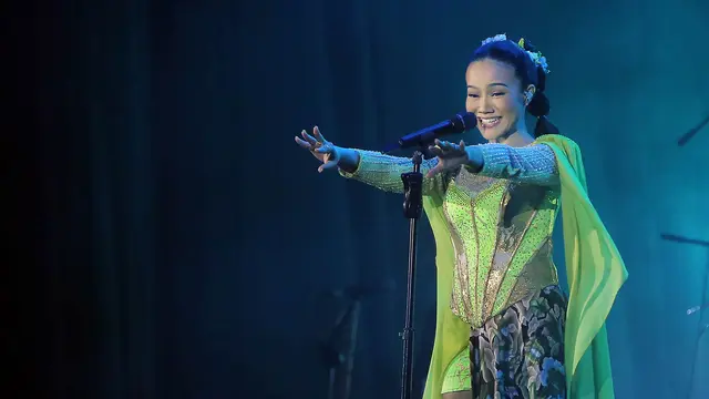 Yura Yunita tampil memukau di konser Pertunjukan Tutur Batin yang digelar Jumat, 16 Juni 2023 di Tennis Indoor, Senayan, Jakarta Pusat. (Foto: Bambang E. Ros/Fimela)