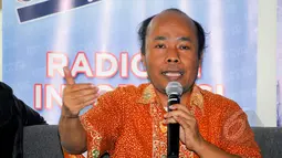 Analis Kebijakan Migrant Care, Wahyu Susilo saat menjadi pembicara dalam diskusi 'Elegi untuk TKI' di Jakarta, Sabtu (18/4/2015). Diskusi tersebut membahas tentang ribuan TKI yang tengah terjerat masalah hukum di luar negeri. (Liputan6.com/Yoppy Renato)