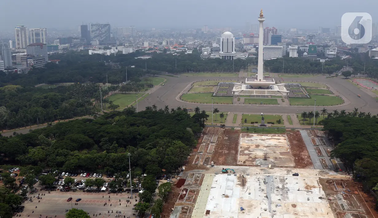 Suasana proyek revitalisasi Taman Sisi Selatan Monumen Nasional dilihat dari ketinggian, Jakarta, Minggu (19/1/2020). Proses revitalisasi kawasan Monas menggunakan skema multi-years dalam waktu tiga tahun dari 2019 hingga 2021. (Liputan6.com/Helmi Fithriansyah)
