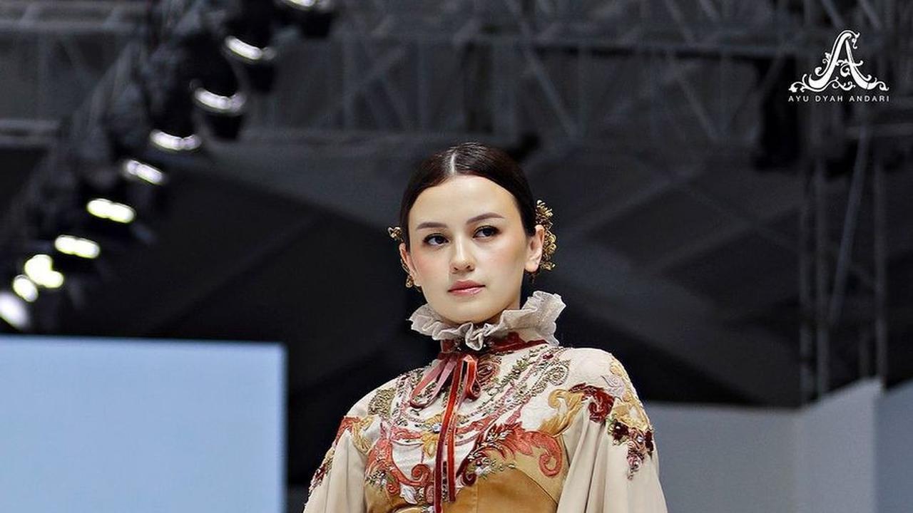 6 Potret Kimberly Ryder Tampil Cantik Menawan di Catwalk Jakarta Fashion Week 2025, Bak Bangsawan Belanda Kenakan Busana Bersulam Bunga
