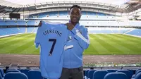 Raheem Sterling sudah resmi bergabung dengan Manchester City. Hari pertamanya di isi dengan mengunjungi Stadion Etihad. (Twitter.com)