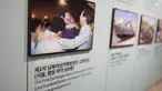 Foto reuni keluarga Korea Selatan dan Korea Utara dipajang di ruang pameran observatorium unifikasi di Paju, Korea Selatan, Kamis (8/9/2022). Pemerintah baru Korea Selatan pada Kamis mengusulkan agenda reuni keluarga dengan Korea Utara bagi mereka yang selama ini terpisah dengan keluarganya akibat perang. (AP Photo/Lee Jin-man)