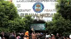 Makam Mbah Priok kini makin dikenal warga DKI Jakarta. Bahkan, di hari libur makin banyak saja yang datang ke lokasi Makam Mbah Priok di Jakarta Utara. 