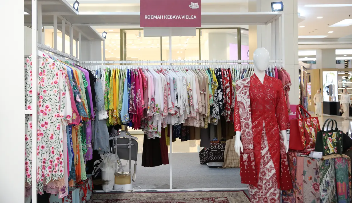 Roemah Kebaya Vielga dengan berani mulai berpartisipasi dalam Indonesia Fashion Week 2012 berkat dukungan dari berbagai pihak yang sangat terkesan dengan karya Roemah Kebaya Vielga saat itu. [Adrian Putra/Fimela]