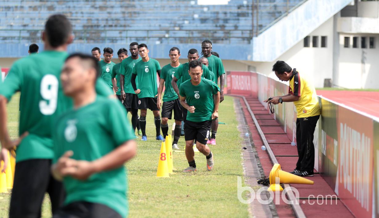 Para punggawa  Sriwijaya FC berlatih kecepatan jelang melawan Arema FC pada laga delapan besar Piala Presiden 2017 di Stadion Manahan, Solo, Jumat (24/2/2017). (Bola.com/Nicklas Hanoatubun)
