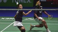 Ganda Campuran Indonesia, Rehan Naufal Kusharjanto/Lisa Ayu Kusumawati berusaha mengembalikan shuttle cock di depan net saat menghadapi pasangan China, Zheng Si Wei/Huang Ya Qiong pada laga semifinal All England 2023 di Utilita Arena, Birmingham, Inggris, Sabtu (18/3/2023) malam WIB. Rehan/Lisa kalah rubber game 17-21, 21-13 dan 13-21. (AP Photo/Rui Vieira)