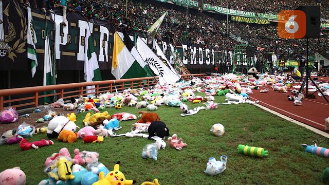 6 Aksi Simpatik Suporter Indonesia Yang Patut Ditiru Bola