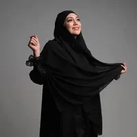 Celine Evangelista kembali tampil dalam balutan hijab di pemotretan terbaru. Yuk intip potret penampilannya berikut ini! (Instagram/celine_evangelista).