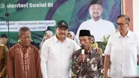 Menteri Sosial (Mensos) Saifullah Yusuf alias Gus Ipul membagikan langsung kado ulang tahun program cek kesehatan gratis kepada 55 lansia di Puskesmas Menganti, Gresik, Jawa Timur. (Foto: Kemensos)