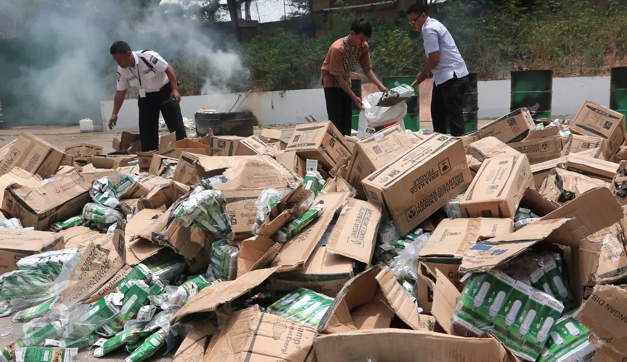 Sebanyak 60.050 lampu hemat energi tak ber-SNI siap dibakar oleh petugas di halaman Kemendag, Jakarta, Kamis (29/10). Dirjen SPK Kemendag juga memusnahkan 79 unit pompa air listrik asal China yang tak ber-SNI. (Liputan6.com/Angga Yuniar)