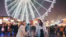 Kala berkunjung ke Hyde Park Winter Wonderland, Enzy dan Hesti kembali tampil kompak mengenakan outfit musim dingin nuansa putih. @enzystoria/@hestipurwadinata.