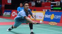 Tunggal putera Indonesia, Jonatan Christie mengembalikan kok saat melawan Son Wan Ho (Korea) pada babak pertama turnamen Indonesia Masters 2018 di Istora Senayan, Jakarta, Rabu (24/1). Jonatan kalah 15-21, 10-21. (Liputan6.com/Helmi Fithriansyah)