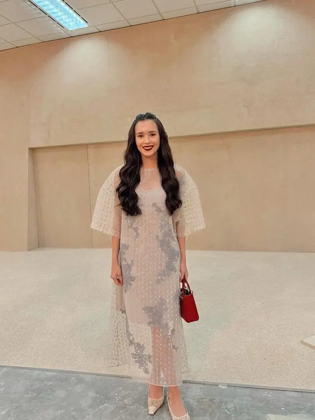 Inspirasi Gaya Lebaran Modis dengan Bahan Nyaman ala Selebriti Tanah Air (Instagram/@bebytsabina)