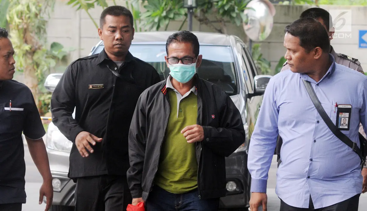 Bupati Mesuji Khamami (kanan) tiba di Gedung KPK, Jakarta, Kamis (24/1). KPK memiliki waktu 1x24 jam untuk menentukan status hukum mereka yang diamankan. (Merdeka.com/Dwi Narwoko)