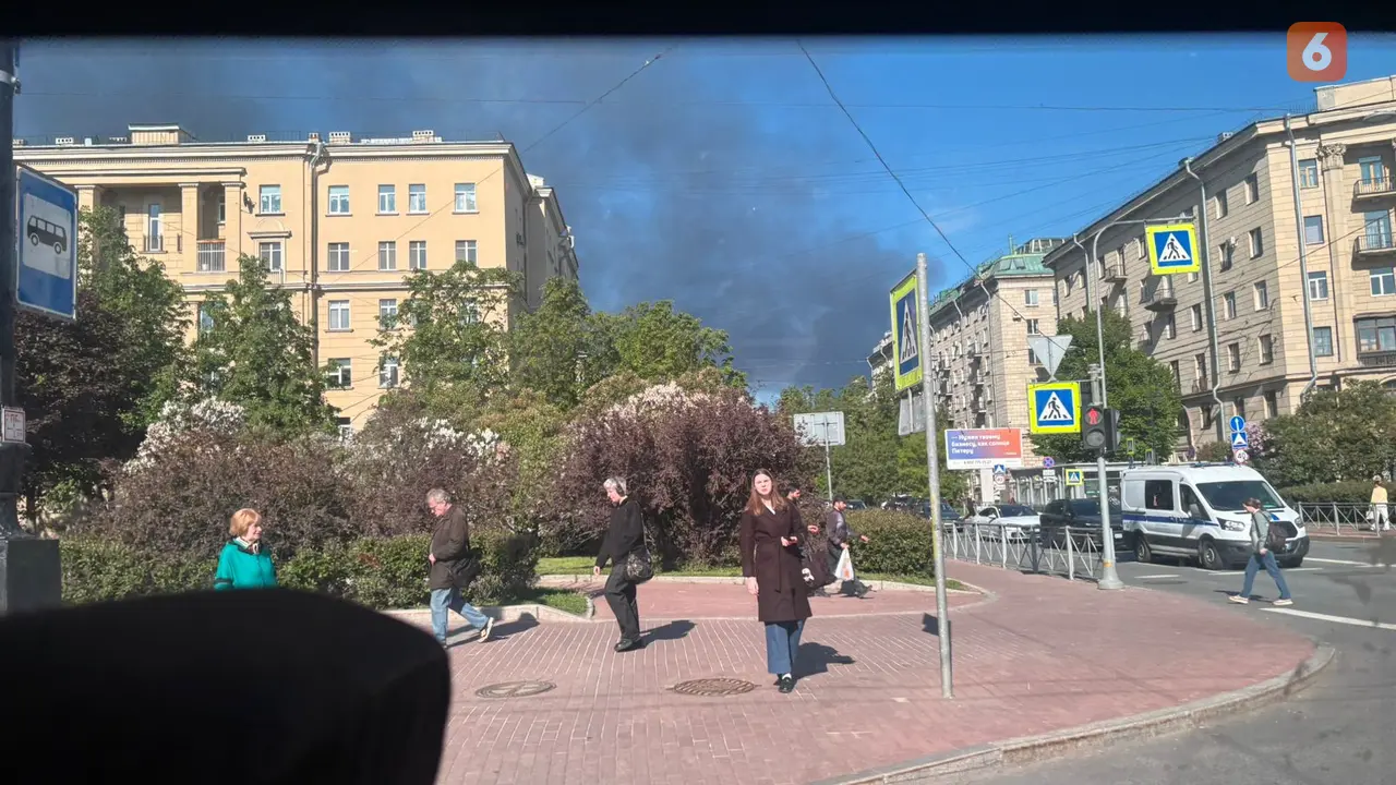 Asap hitam tampak membumbung tinggi di langit St. Petersburg, Rusia, pada Selasa (3/6/2026) pukul 08.53 waktu setempat setelah serangan drone menghantam terminal minyak. Serangan itu terjadi menjelang pembukaan Forum Ekonomi Internasional St. Petersburg.