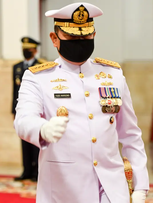 Laksamana TNI Yudo Margono bersiap dilantik menjadi Kepala Staf Angkatan Laut (KSAL) di Istana Negara, Jakarta, Rabu (20/5/2020). Presiden Joko Widodo secara resmi melantik Laksamana TNI Yudo Margono sebagai KSAL dan Marsekal TNI Fadjar Prasetyo sebagai KSAU. (ANTARA FOTO/Hafidz Mubarak A/POOL)