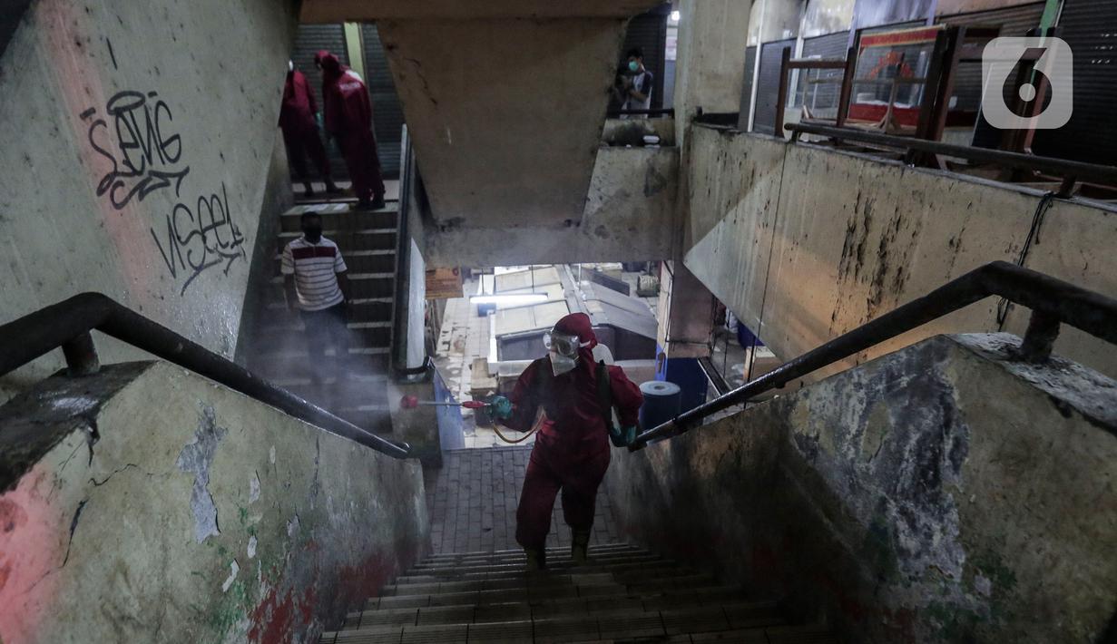 Petugas menyemprotkan Cairan Disinfektan di Pasar Palmerah, Jakarta, Kamis (25/6/2020). Pada hari ini pasar pelmerah resmi ditutup selama 3 hari kedepan dikarenakan 9 pedagang dinyatakan positif Covid-19. (Liputan6.com/Johan Tallo)