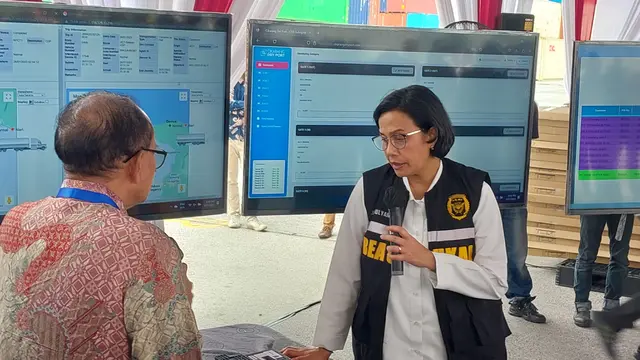 Menteri Keuangan Sri Mulyani Indrawati  mengunjungi pabrik Samsung dan Cikarang Dry Port (CDP), Jumat (27/1/2023).