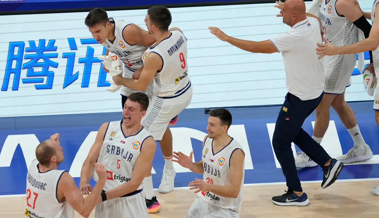 Para pemain Serbia melakukan selebrasi usai bermain melawan Kanada dalam pertandingan semifinal Piala Dunia Bola Basket di Manila, Filipina, Jumat, 8 September 2023. (AP Photo/Aaron Favila)