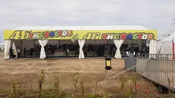 Keberadaan stand Valentino Rossi ini menarik perhatian para pengunjung yang datang. Stand tersebut berukuran cukup besar sekitar 35 x 10 Meter. (Bola.com/Yus Mei Sawitri)
