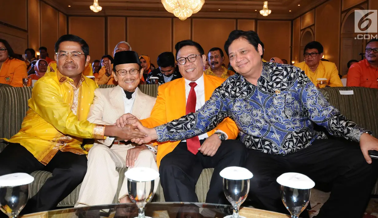 Plt Ketum DPP Partai Golkar, Idrus Marham (kiri) bersalaman dengan Ketua Dewan Kehormatan PG, BJ Habibie, Ketua Umum Kosgoro 1957 Agung Laksono, dan Menteri Perindustrian RI Airlangga Hartarto di Jakarta, Selasa (12/12). (Liputan6.com/Helmi Fithriansyah)
