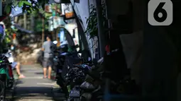 Warga beraktivitas di zona merah COVID-19 Kelurahan Petogogan RT 006 RW 003, Jakarta, Selasa (22/6/2021). Pemprov DKI menetapkan 10 RT sebagai zona merah yang tersebar di Jakarta Pusat satu RT, Jakarta Timur tiga RT, Jakarta Barat tiga RT dan Jakarta Selatan tiga RT. (Liputan6.com/Faizal Fanani)