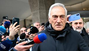 Presiden Federasi Sepak Bola Italia (FIGC), Gabriele Gravina, meninggalkan markas FIGC setelah pertemuan otoritas sepak bola Italia, di Roma pada 2 April 2026. (AFP/Alberto Pizzoli)