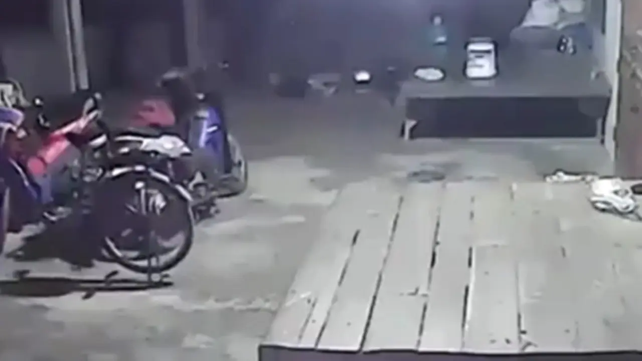 Detik-detik Sepeda Bergerak Sendiri di Malam hari, Hantu?