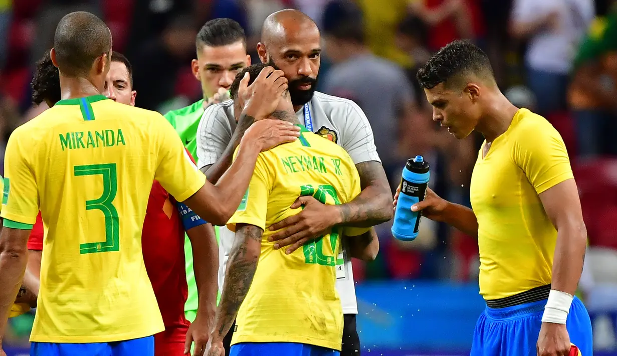 Asisten pelatih Belgia Thierry Henry (kedua kanan) memeluk striker Brasil, Neymar pada akhir laga perempat final Piala Dunia 2018 di Stadion Kazan Arena, Jumat (6/7). Timnas Brasil takluk 1-2 di tangan timnas Belgia. (Luis Acosta/AFP)