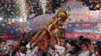 Pemain Arema Cronus mengangkat piala usai memenangkan laga final Piala Bhayangkara 2016 melawan Persib di Stadion GBK Jakarta, Minggu (3/4/2016). Arema Cronus unggul 2-0 atas Persib. (Liputan6.com/Helmi Fithriansyah)