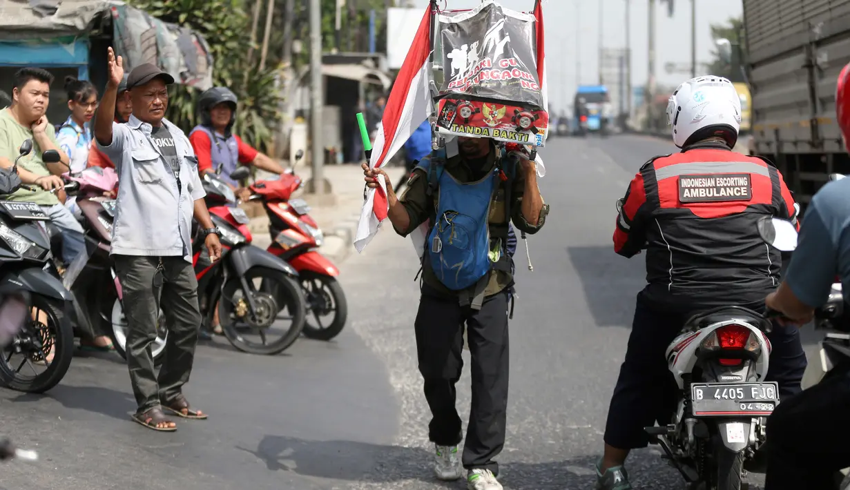 Medi Bastoni (43) melakukan aksi jalan mundur dari Kabupaten Tulungagung menuju Jakarta di Bekasi, Jawa Barat, Kamis (22/8/2019). Aksi tersebut untuk menyampaikan permintaan bibit pohon yang akan ditanam di lereng kaki Gunung Wilis kepada Presiden Joko Widodo atau Jokowi. (AP/Achmad Ibrahim)