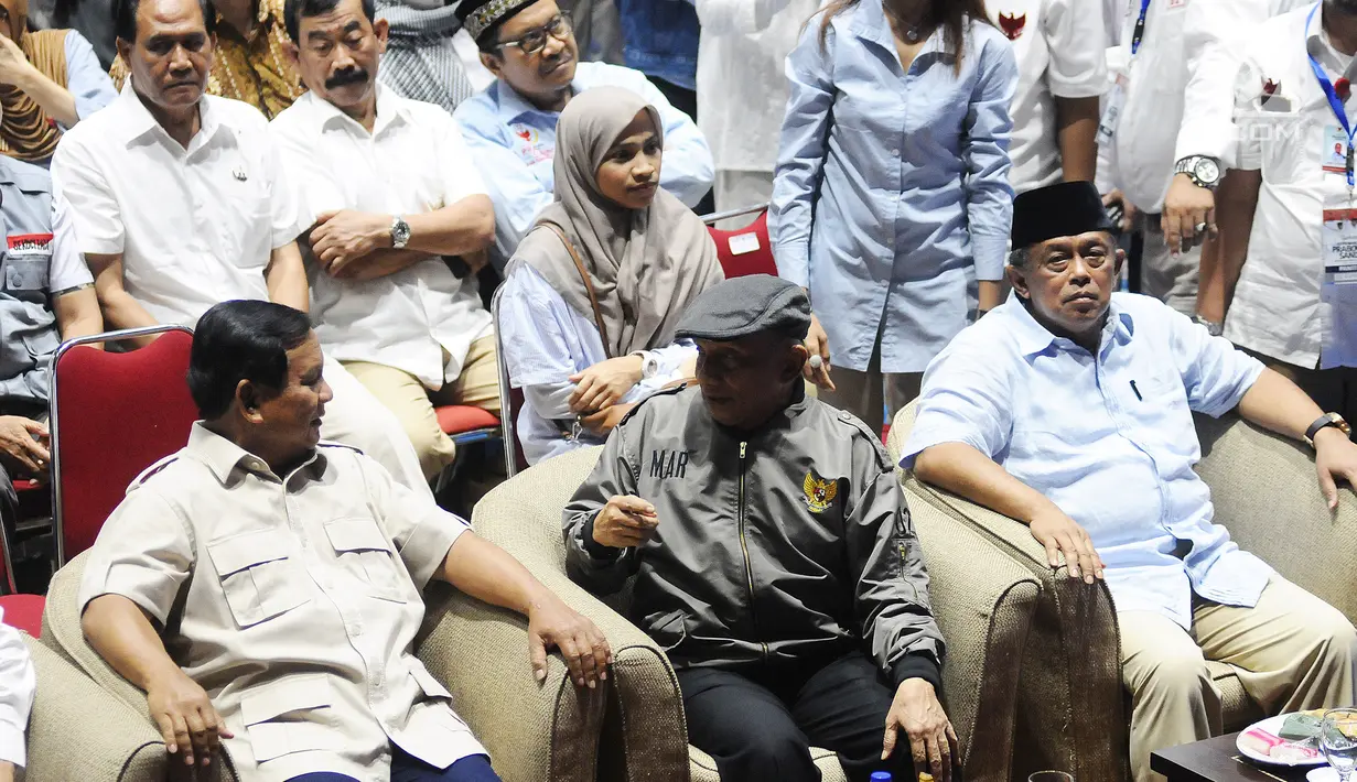 Capres 02 Prabowo Subianto berbincang dengan Ketua Dewan Kehormatan PAN Amien Rais saat menghadiri acara Syukuran dan Munajat Kemenangan Prabowo-Sandi di Padepokan Pencak Silat TMII, Rabu (24/4). (Liputan6.com/Herman Zakharia)
