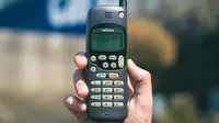 Meski nggak canggih seperti ponsel masa kini, tapi keberadaan ponsel di era 90-an cukup melancarkan komunikasi. (Via: lowdown.carphonewarehouse.com)