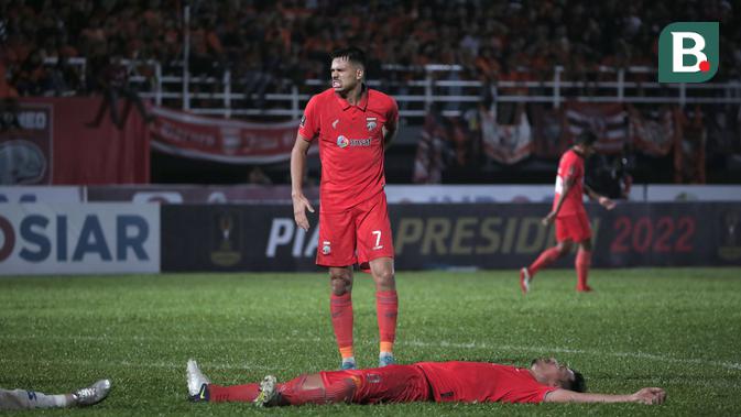 Ekspresi dua pemain Borneo FC, Matheus Pato (atas) dan Agung Prasetyo usai gagal menjebol gawang Arema FC. (Bola.com/Ikhwan Yanuar)
