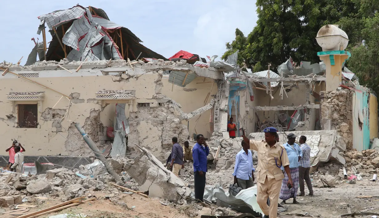 Sebuah bangunan rusak di lokasi ledakan bom mobil di luar kantor pemerintah lokal di Mogadishu, Somalia, (10/9). Menurut polisi Somalia dan pekerja penyelamat, enam orang tewas dan 16 luka-luka akibat ledakan tersebut. (AFP Photo/Abdi Haji Hussein)
