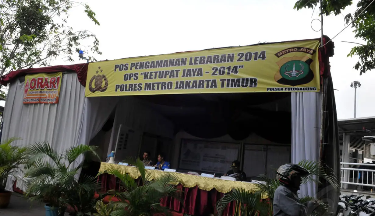 Posko polisi dirikan menjelang arus balik di terminal bus Pulogadung, Jakarta, Rabu (23/7/14). (Liputan6.com/Panji Diksana)
