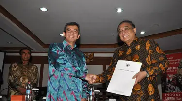 Ketua Ombudsman Danang (kiri) dan Menteri Indroyono Soesilo saat penyerahan rekomendasi izin hutan, Jakarta, Jumat (9/1). (Liputan6.com/Miftahul Hayat)