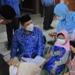 Wali Kota Tangerang, Arief R. Wismansyah dalam tinjauan yang didampingi Kepala Dinas Sosial Mulyani dan Camat Karawaci Wawan Fauzi di kantor Kecamatan Karawaci, Senin (18/4/2022).