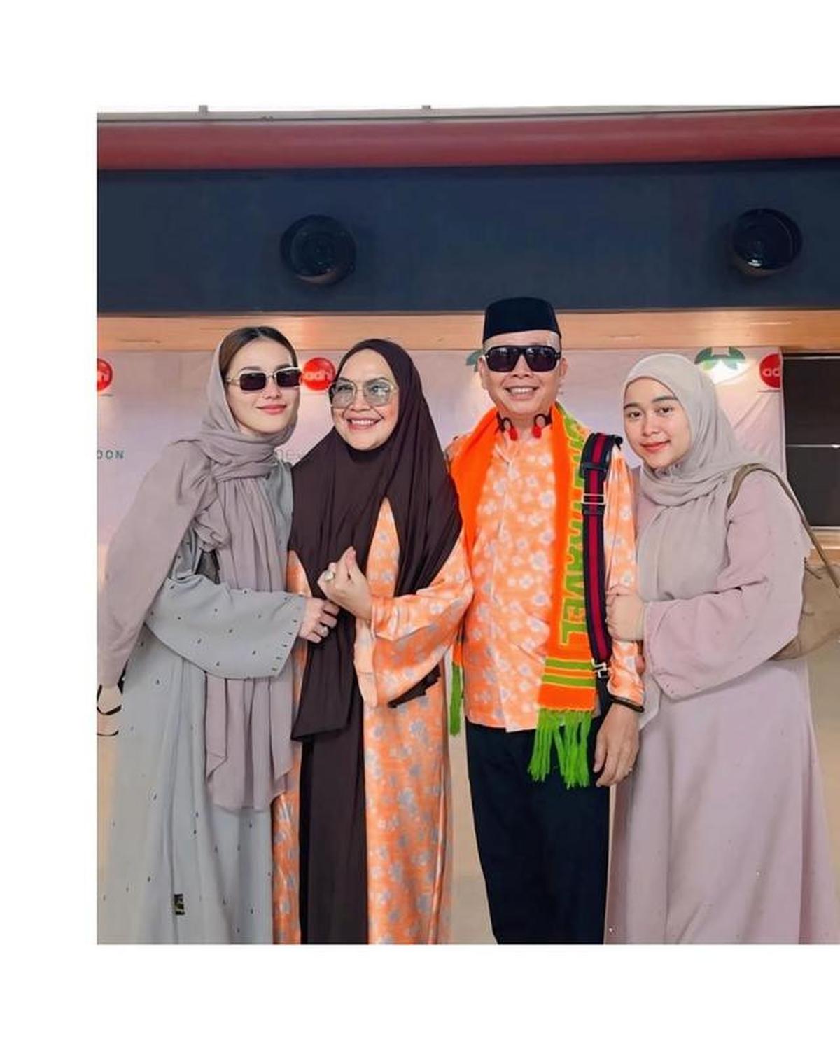 Model Gamis Ayu Ting Ting saat Antar Orang Tua Berangkat Umroh, Simpel Cocok untuk Sehari-hari