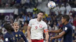 Polandia dipastikan tersingkir di babak 16 besar Piala Dunia 2022 usai menelan kekalahan 1-3 dari Prancis dalam laga ynag digelar di Al Thumama Stadium, Doha, Qatar, Minggu (4/12/2022) malam WIB. (AP/Natacha Pisarenko)