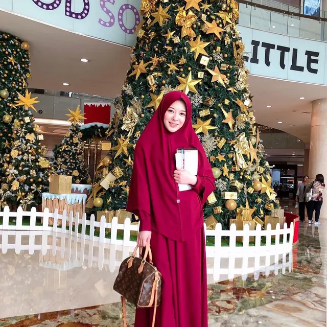 6 Potret Gaya Hijab Ayana Moon, Mulai dari Syari hingga Jilbab Sporty