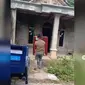 Seorang perempuan diduga mengambil barang pemberiannya usai putus dari pacarnya (dok.instagram/@video_medsos/https://www.instagram.com/p/CTwNK0iBj6_/Komarudin)