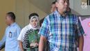 Ekspresi Dirut Pertamina Nicke Widyawati (tengah) usai menjalani pemeriksaan oleh penyidik di Gedung KPK, Jakarta, Senin (10/6/2019). Nicke diperiksa sebagai saksi untuk tersangka mantan Dirut PLN Sofyan Basir terkait kasus dugaan suap proyek pembangunan PLTU Riau-1. (merdeka.com/Dwi Narwoko)