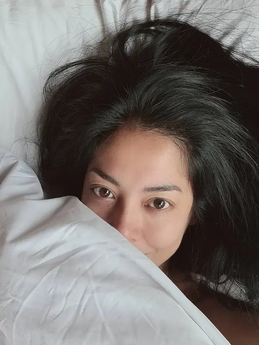 Pemilik nama lengkap Lulu Luciana Tobing ini memang kerap dikabarkan mengalami keretakan rumah tangga. Kini tercatat, Lulu Tobing dua kali menggugat cerai Bani Mulia. (Liputan6.com/IG/@lutob)